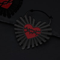 Schwarze Sacred Heart Creolen aus Chirurgenstahl Schwarze Ohrringe in Herzform mit Stacheldraht-Design auf dunklem Hintergrund