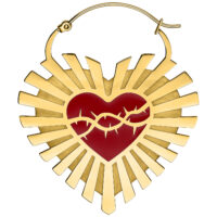 Goldene Sacred Heart Ohrringe mit Dornen Goldene Ohrringe in Herzform mit roten Dornen auf weißem Hintergrund