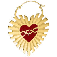 Goldene Barbed Wire Sacred Heart Ohrringe Goldene Ohrringe in Herzform mit Barbed Wire Design auf weißem Hintergrund