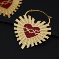 Goldene Sacred Heart Creolen mit Dornen Goldene Creolen in Herzform mit Dornenmotiv auf schwarzem Hintergrund