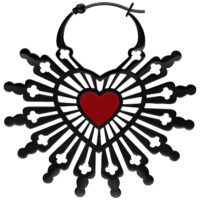Schwarze Sacred Heart Hoops Ohrringe Schwarze Ohrringe in Herzform mit roten Akzenten auf weißem Hintergrund