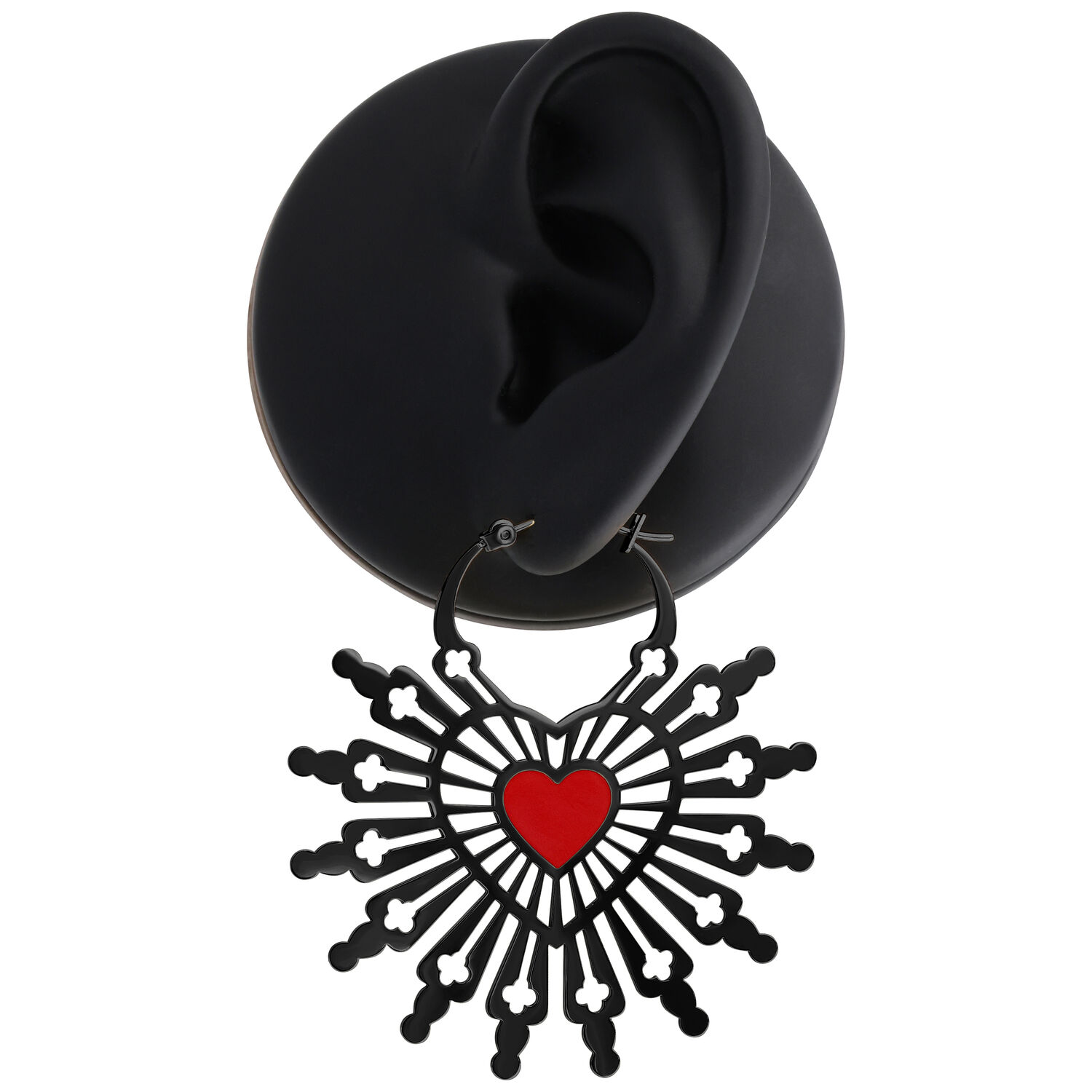 Schwarze Sacred Heart Creolen - Hochglanzpoliert Schwarze Creolen mit rotem Herzdesign im Zentrum auf schwarzem Hintergrund