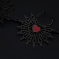 Schwarze Sacred Heart Creolen aus Chirurgenstahl Schwarze Ohrringe aus Chirurgenstahl mit rotem Herzmotiv auf dunklem Hintergrund