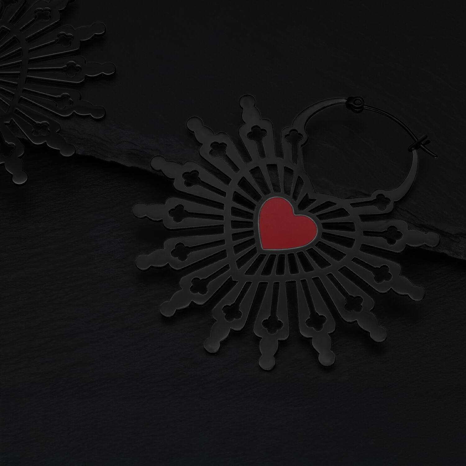 Schwarze Sacred Heart Creolen aus Chirurgenstahl Schwarze Ohrringe aus Chirurgenstahl mit rotem Herzmotiv auf dunklem Hintergrund