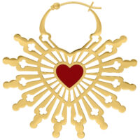 Goldene Ohrringe mit Herzdesign Goldene Ohrringe in Herzform mit rotem Herz in der Mitte auf weißem Hintergrund