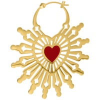 Goldene Sacred Heart Hoops Ohrringe Goldener Ohrring mit rotem Herzmotiv und Klappverschluss auf weißem Hintergrund