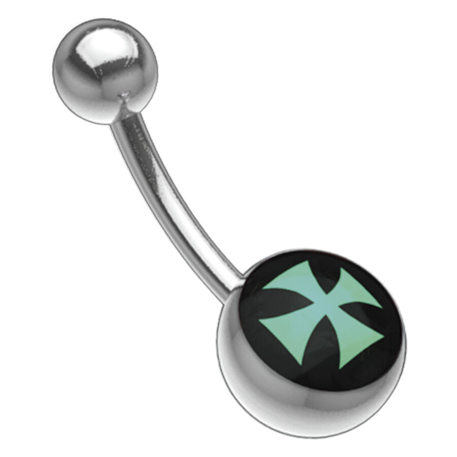 Bauchnabelpiercing mit grünem Kreuzmotiv Silbernes Titan-Bauchnabelpiercing mit grünem Kreuz auf schwarzem Hintergrund