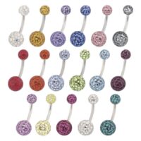 Verschiedene Titan-Bauchnabel Bananabells mit bunten Kristallen auf weißem Hintergrund