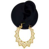 Goldene Sonnenblumen-Creolen aus Chirurgenstahl auf schwarzem Hintergrund