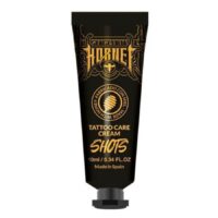 Schwarze Tube Tattoo Pflegecreme Hornet 10ml auf weißem Hintergrund