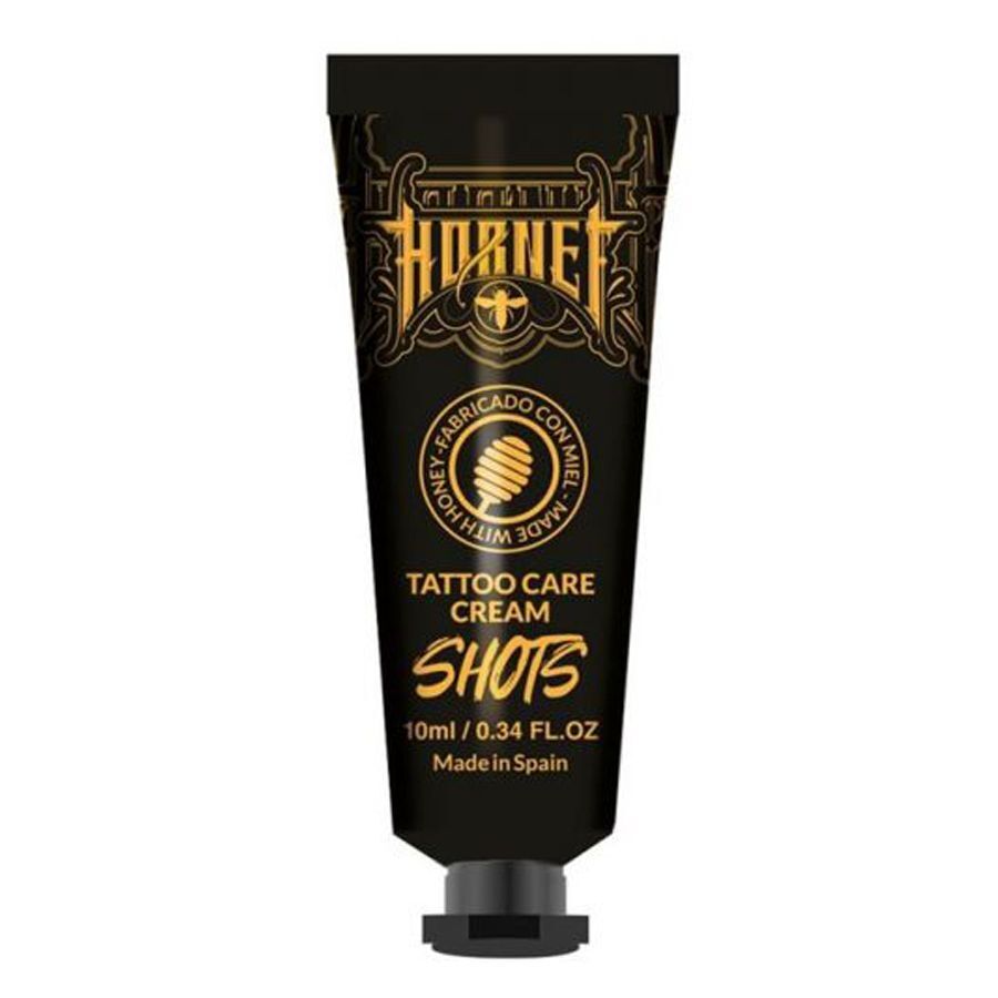 Schwarze Tube Tattoo Pflegecreme Hornet 10ml auf weißem Hintergrund