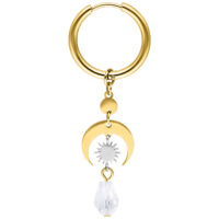 Goldene Ohrringe mit halbmondförmigem Anhänger, Sonne und Kristall auf weißem Hintergrund