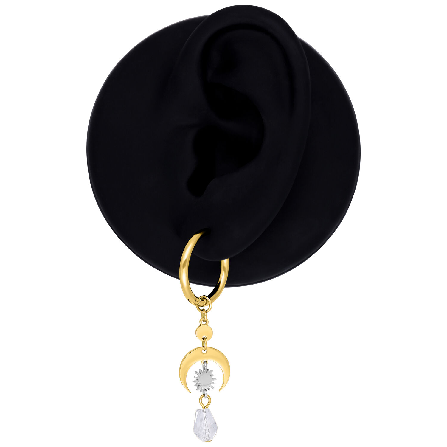 Goldene Creolen mit kristallklarem Anhänger auf schwarzem Hintergrund