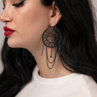 Oldschool Sun Moon Hoops in Schwarz Frau mit schwarzen Oldschool Sun Moon Hoops aus Chirurgenstahl am Ohr