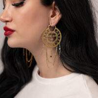 Frau mit goldenen Sun Moon Hoops Ohrringen, lange schwarze Haare