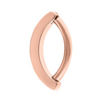 Ruusukultainen napakoru titaanista, kaksinkertaisilla kristalleilla valkoisella taustalla