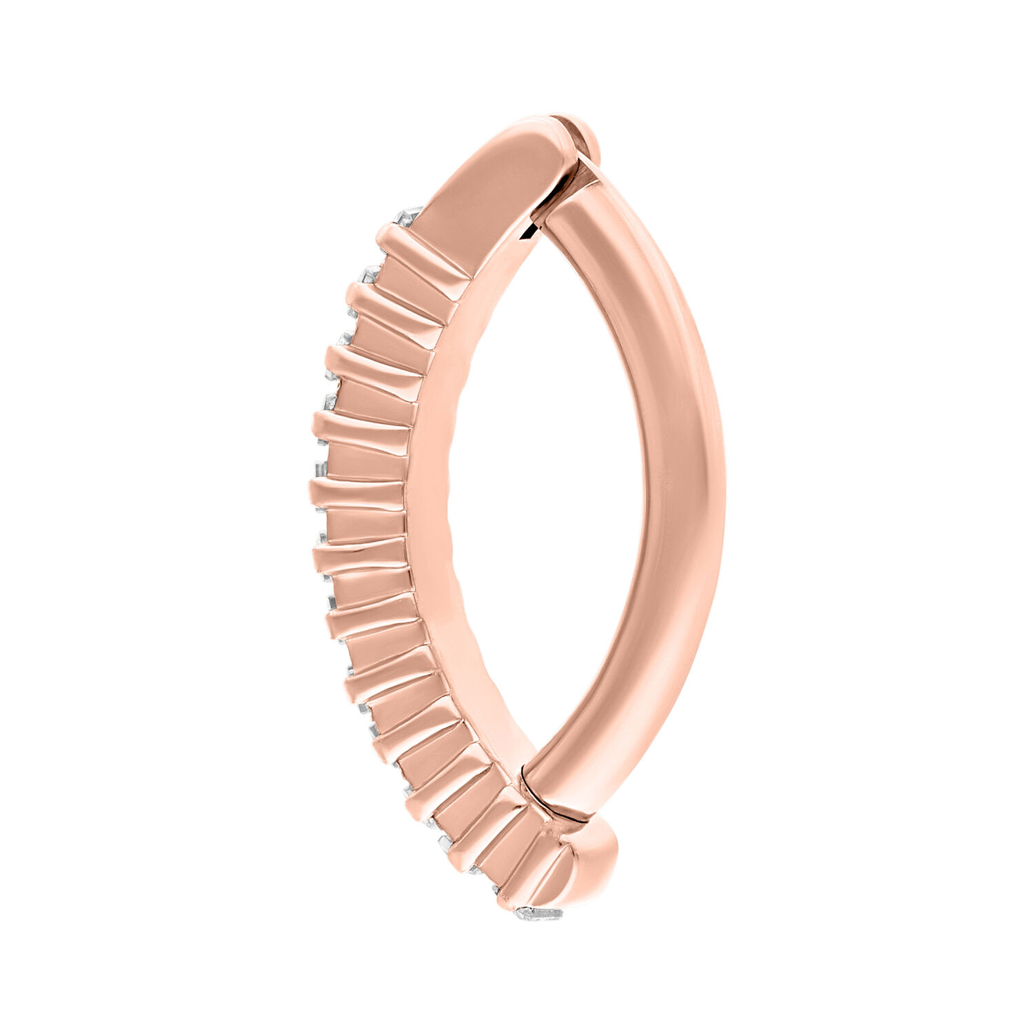 Ruusu kultainen napakoru Clicker kristalleilla Ruusu kultainen lävistysrengas kirkkailla kristalleilla valkoisella taustalla