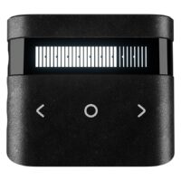 Musta Power Unit 4 virtalähde, jossa näyttö ja painikkeet valkoisella taustalla