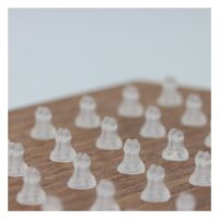 Transparente Clips aus Bioplast auf einem hölzernen Hintergrund, 0,8 mm Stärke