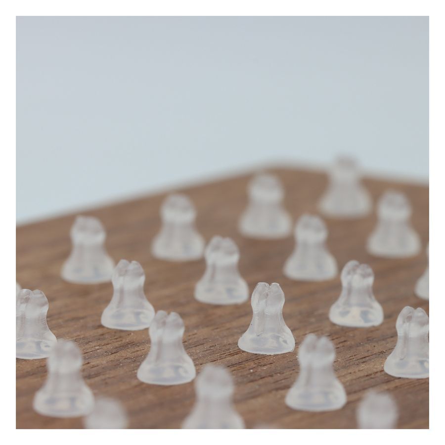 Transparente Clips aus Bioplast auf einem hölzernen Hintergrund, 0,8 mm Stärke