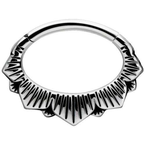 Silberner Septum Clicker mit floralem Design auf weißem Hintergrund