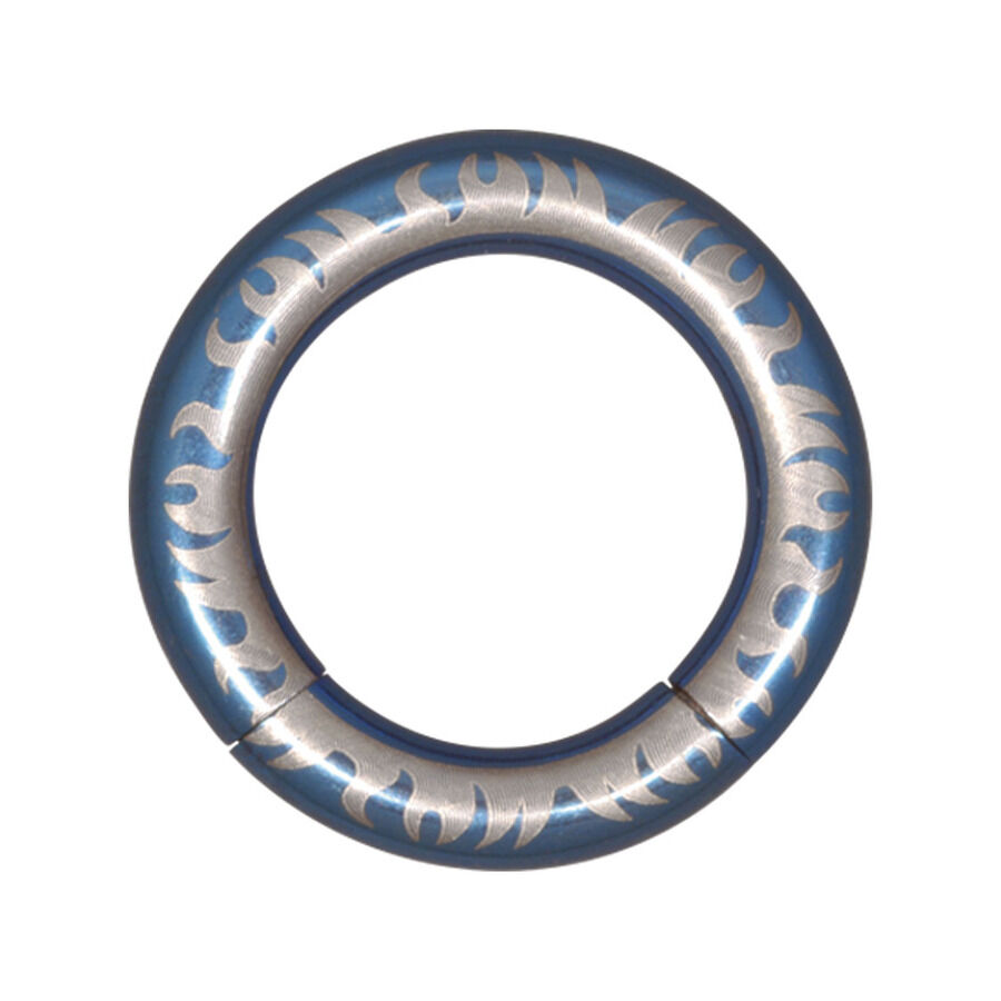 Sininen liekkisegmenttirengas kirurginteräksestä Hopeinen segmenttirengas sinisillä liekeillä valkoisella taustalla