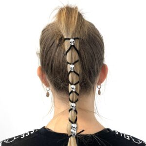 Skulls hiuslenkki pääkallokuviolla Hiuslenkki mustilla nauhoilla ja pääkallo-koristeilla, letitetty hius