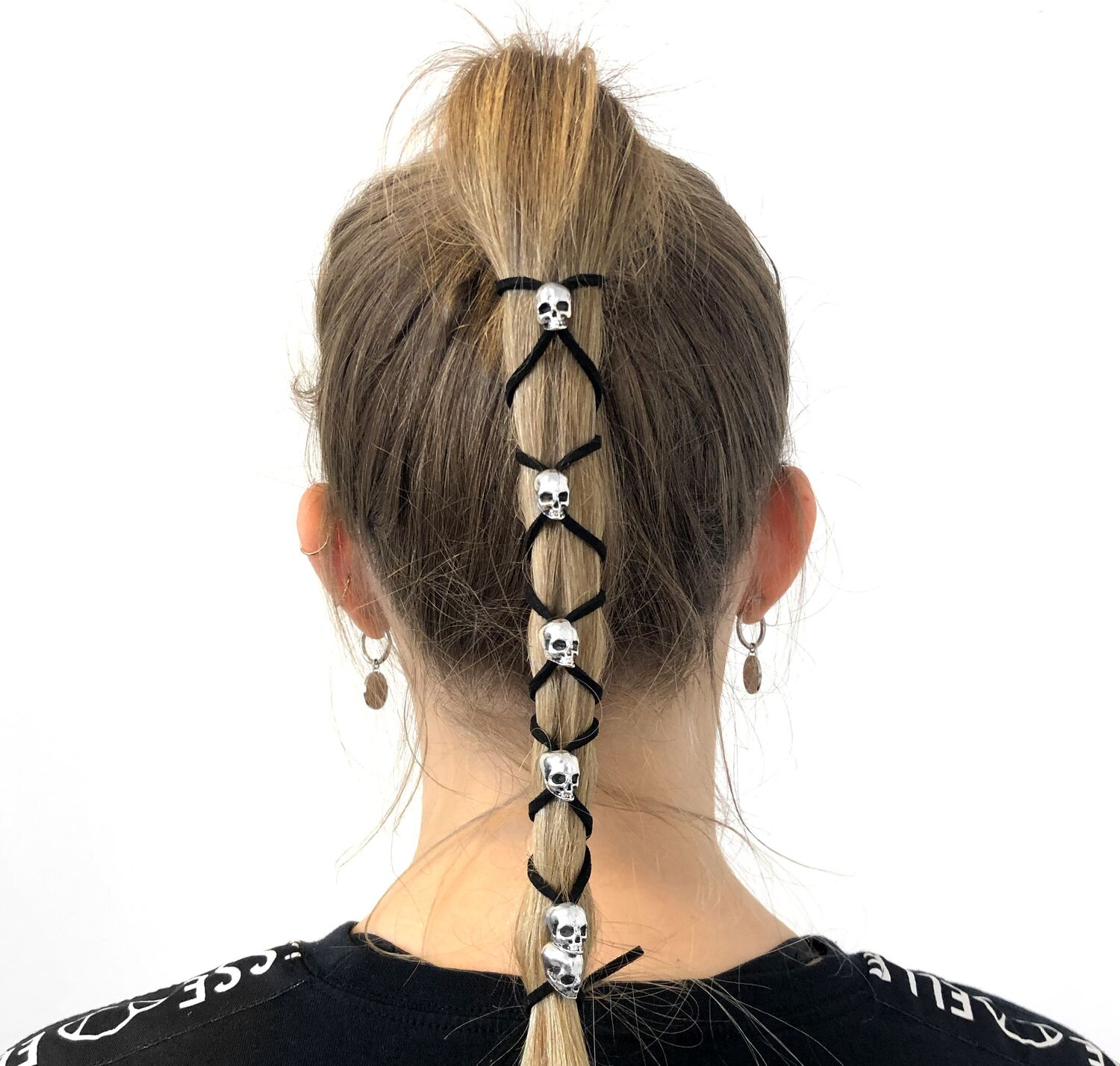Skulls hiuslenkki pääkallokuviolla Hiuslenkki mustilla nauhoilla ja pääkallo-koristeilla, letitetty hius