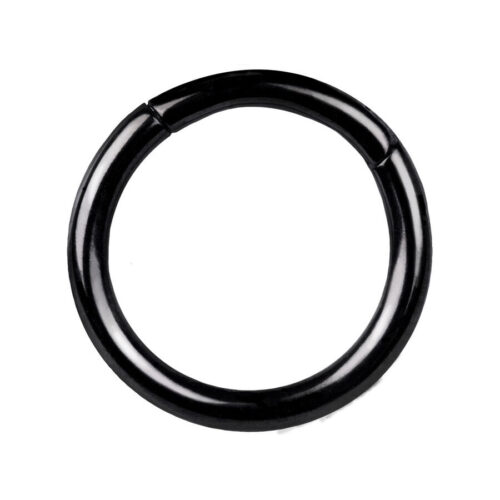 Musta segmenttirengas kirurginteräksestä, 4mm paksu, 12mm sisähalkaisija, valkoisella taustalla