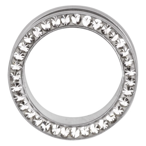 Silberner Tunnel aus Chirurgenstahl mit klaren Kristallen auf weißem Hintergrund