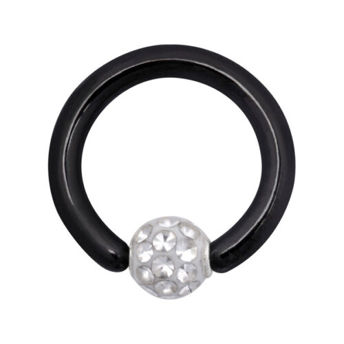 Musta titaaninen rengas kristallinkirkkaalla pallolla, studiotausta