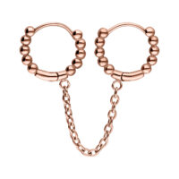 Rosékultaiset Double Huggie Helix -renkaat ketjuyksityiskohdalla valkoisella taustalla