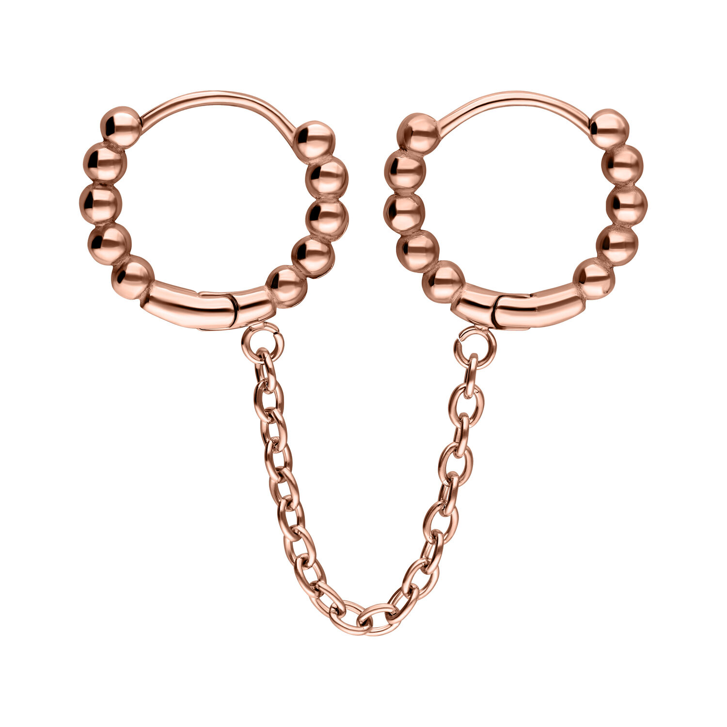 Rosékultaiset Double Huggie Helix -renkaat ketjuyksityiskohdalla valkoisella taustalla