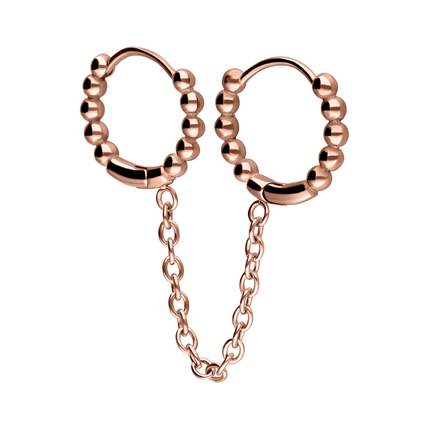 Kaksi rosékultaista Huggie-lävistysrengasta yhdistettynä ketjulla ja palloilla valkoisella taustalla