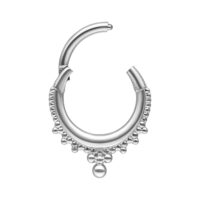 Hopeinen Crown Clicker -lävistysrengas helmiyksityiskohdilla valkoisella taustalla