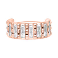 Ruusukultainen lävistysrengas kirkkailla kristalleilla valkoisella taustalla