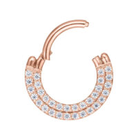 Ruusukultainen lävistysrengas, jossa kaksinkertainen kristallirivi valkoisella taustalla