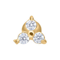 Kultainen Trinity korvakoru barbell kristalleilla Kultainen korvakoru barbell kolmella kirkkaalla kristallilla valkoisella taustalla