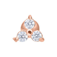 Ruusukultainen korva barbell kolmella kristallinkirkkaalla kivellä valkoisella taustalla