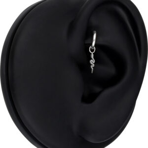 Schwarzes Ohrmodell mit silbernem Schlangenanhänger im Helix-Piercing