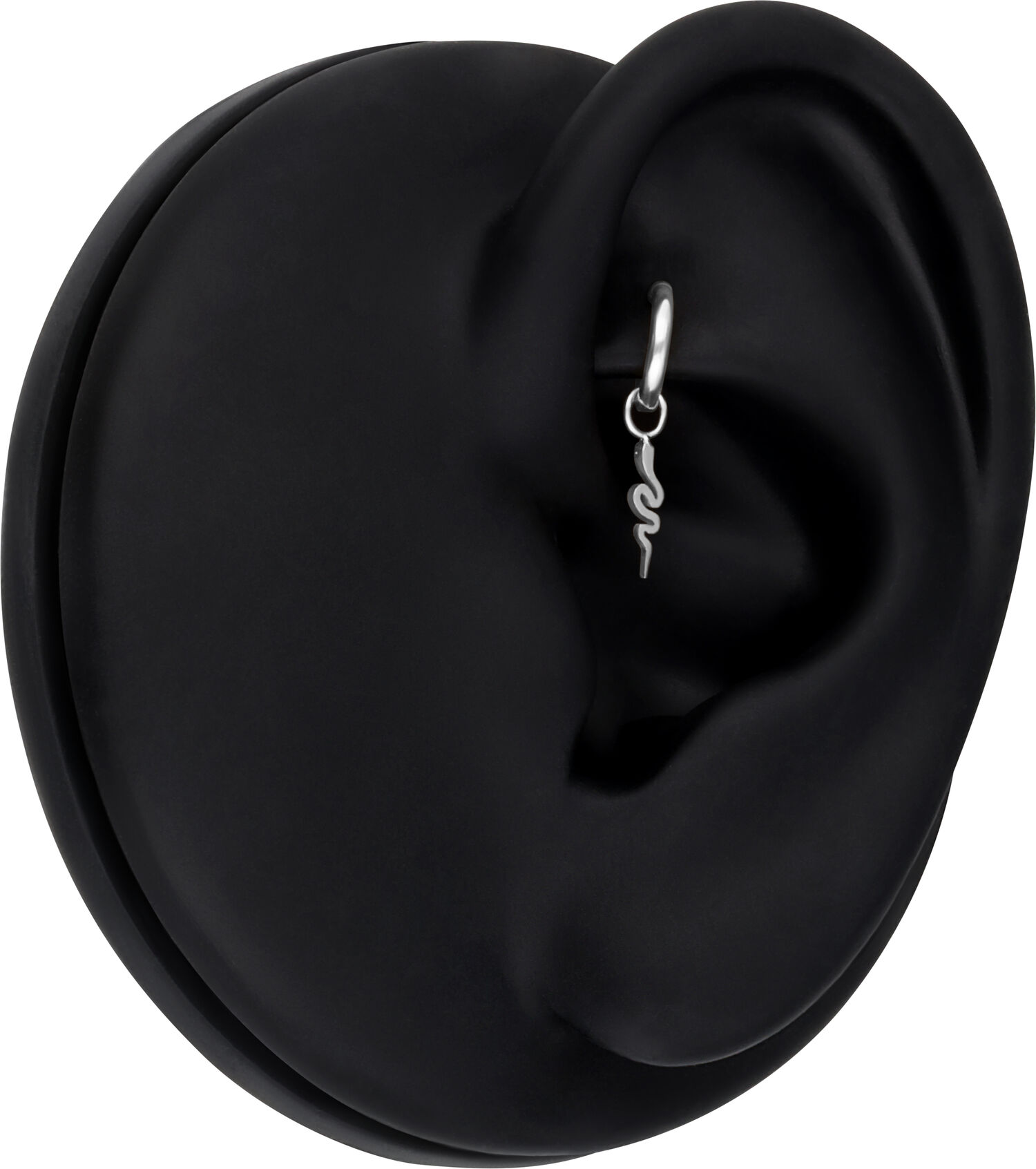 Schwarzes Ohrmodell mit silbernem Schlangenanhänger im Helix-Piercing