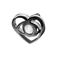 Musta sydänlisäosa Push Fit -kiinnityksellä ja kirkkaalla kristallilla valkoisella taustalla