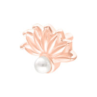 Ruusukultainen riikinkukko-päähine helmellä valkoisella taustalla