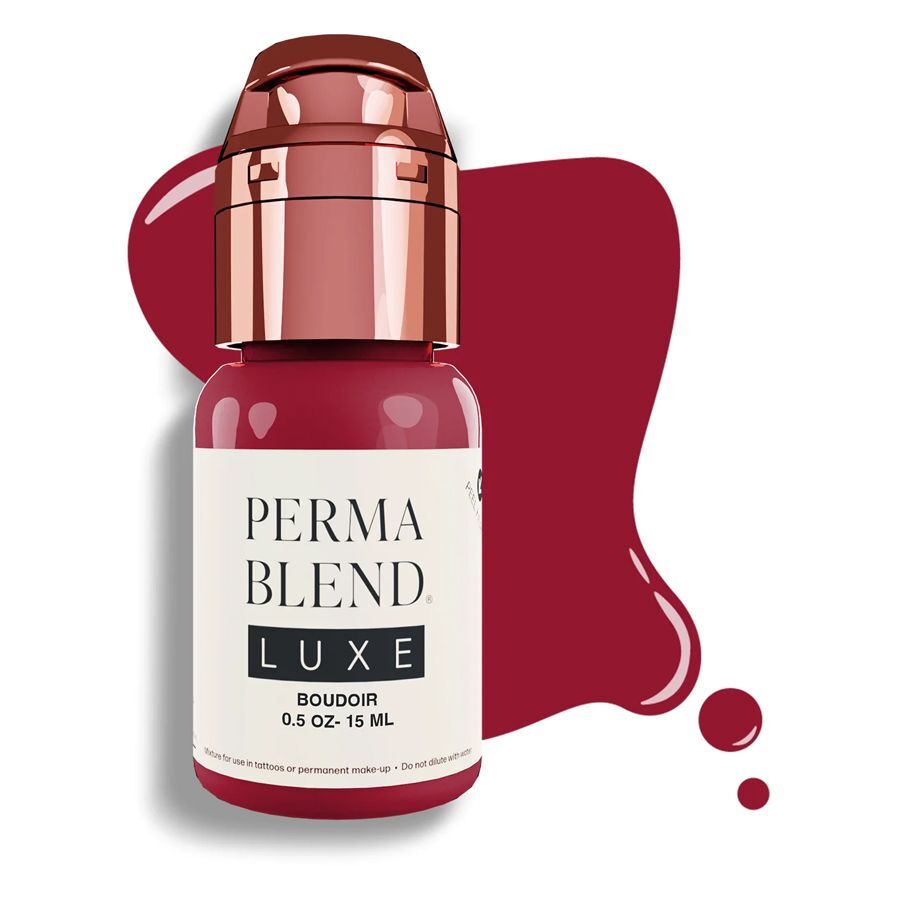 Perma Blend Luxe PMU Ink - Boudoir Red Perma Blend Luxe PMU Ink -pullo Boudoir Red -värissä punaisella taustalla