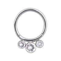 Iso jalokivinen septum-klickeri hopeasta Hopeinen septum-klickeri, jossa kolme kirkasta kristallia valkoisella taustalla