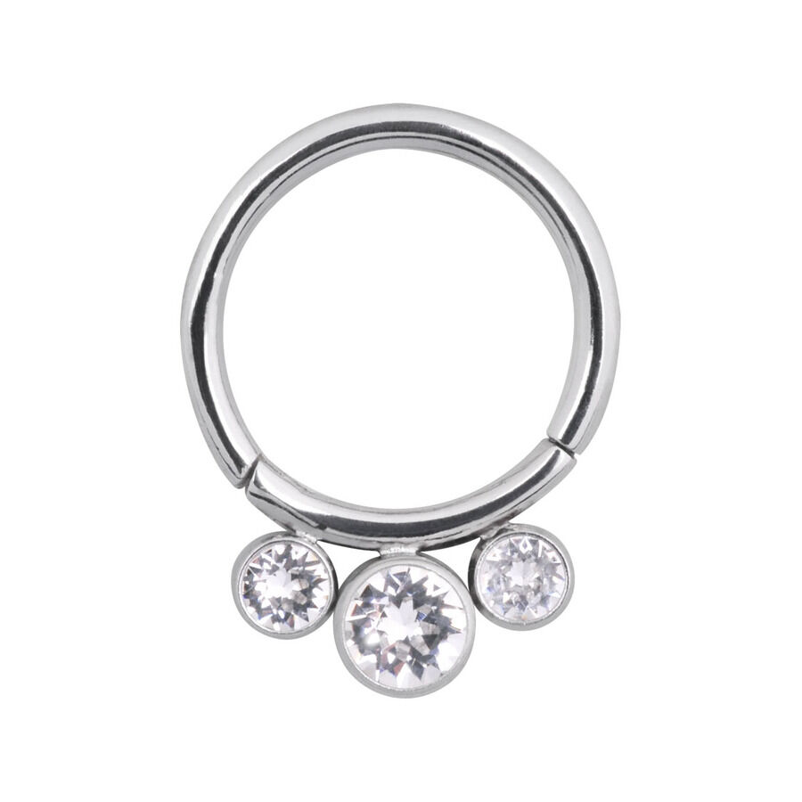 Iso jalokivinen septum-klickeri hopeasta Hopeinen septum-klickeri, jossa kolme kirkasta kristallia valkoisella taustalla