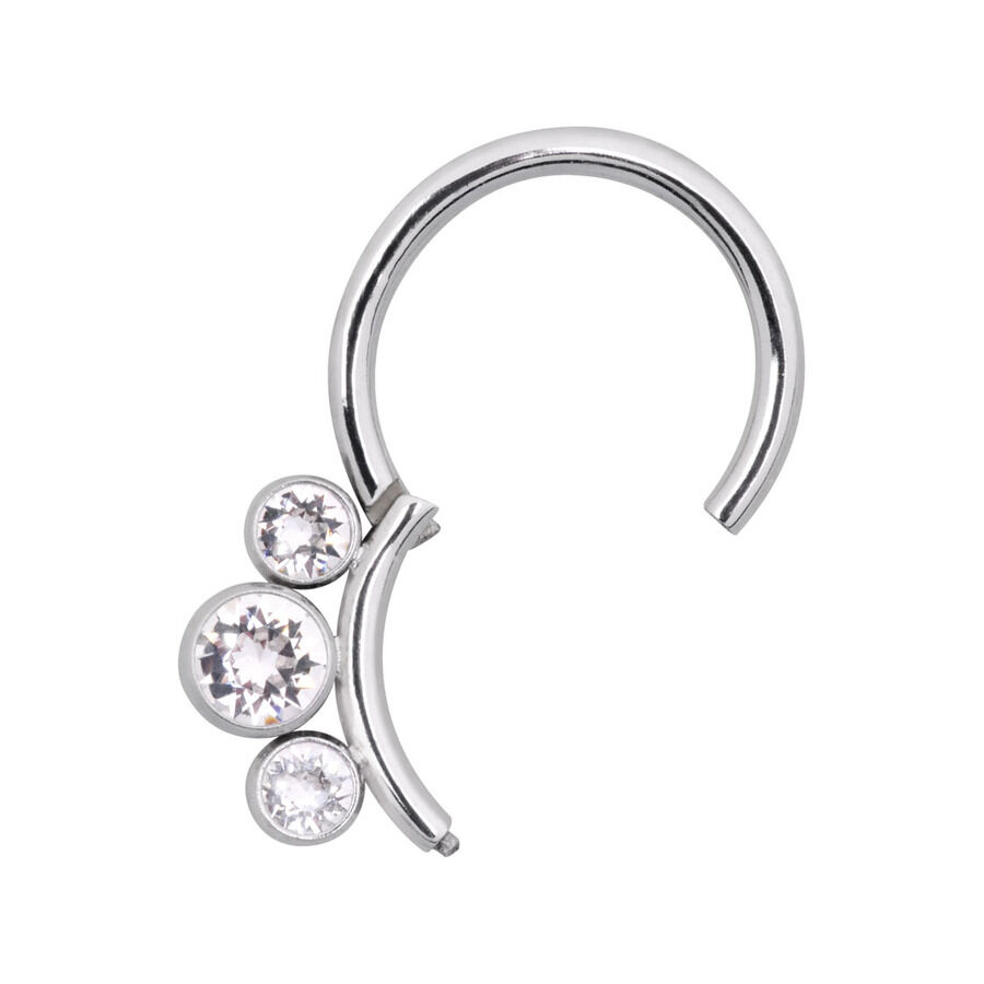 Hopeinen septum-clicker kirkkailla kristalleilla Hopeinen saranarengas kolmella kirkkaalla kristallilla valkoisella taustalla