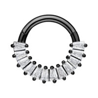Musta septum clicker kirurginteräksestä, jossa kirkkaita kristalleja valkoisella taustalla
