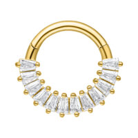 Kultainen septum clicker kirurginteräksestä kirkkailla kristalleilla valkoisella taustalla