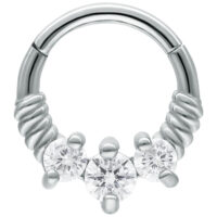 Silberner Septum Clicker mit drei klaren Kristallen auf weißem Hintergrund